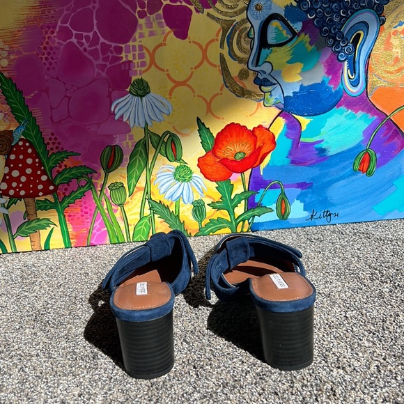 Chelsea & Violet Navy Blue Heels - Picture 4 of 6